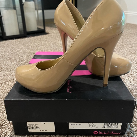 Paten leather heel/round toe. 3” - Picture 4 of 5